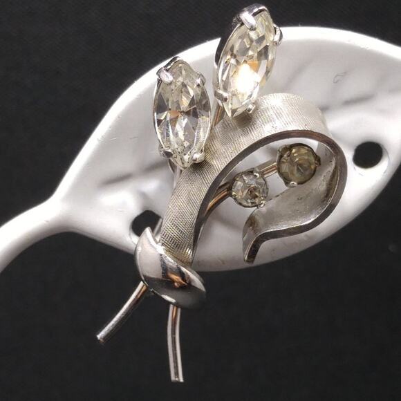 Vintage 1950s Rhodium Floral Screw Back Earrings Clear Rhinestones 1 Inch - Picture 3 of 8